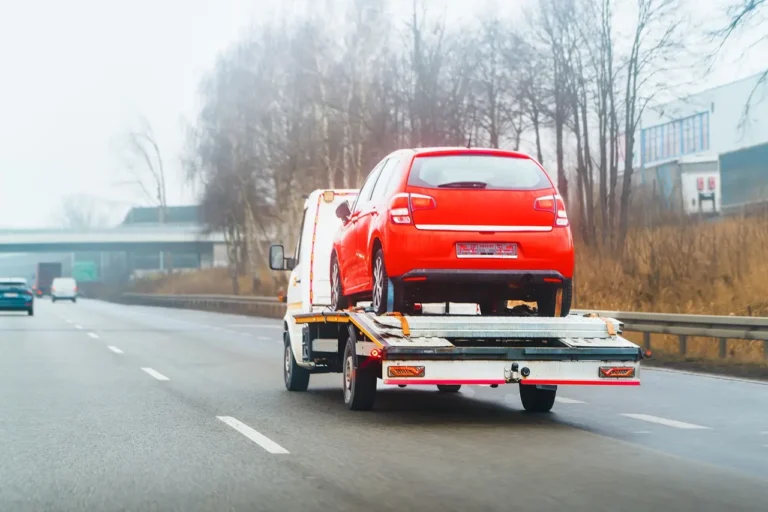 Jak przebiega transport auta lawetą i w jaki sposób zamówić taką usługę? Poradnik dla kierowców